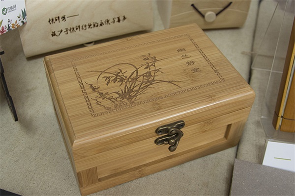 木制品logo激光刻字機(jī)，超快CO2二氧化碳激光打標(biāo)機(jī)