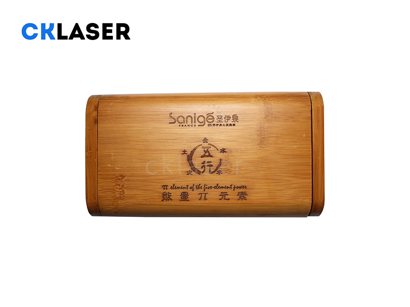 激光鏤空機這把光刀可以在木板上對細(xì)小字母圖案進行雕刻